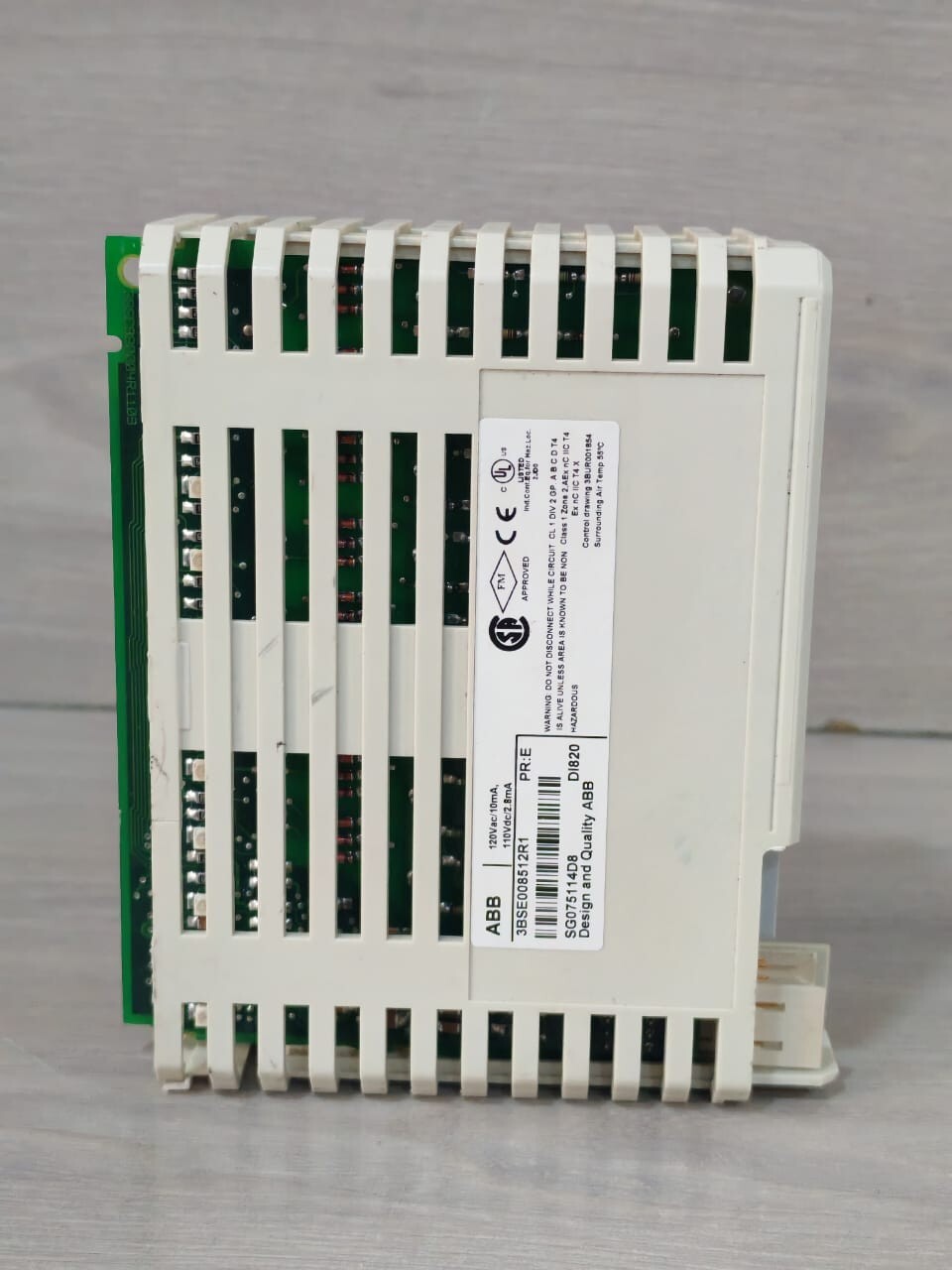 ABB 3BSE008512R1 PR: E ABB DI820 3BSE008512R1 PR: E DIGITAL INPUT MODULE 120VAC/10mA 7
