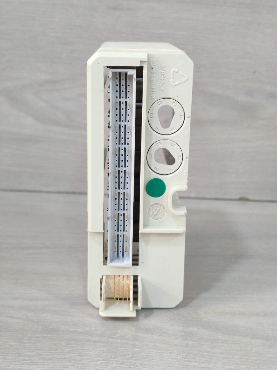 ABB 3BSE008512R1 PR: E ABB DI820 3BSE008512R1 PR: E DIGITAL INPUT MODULE 120VAC/10mA 8