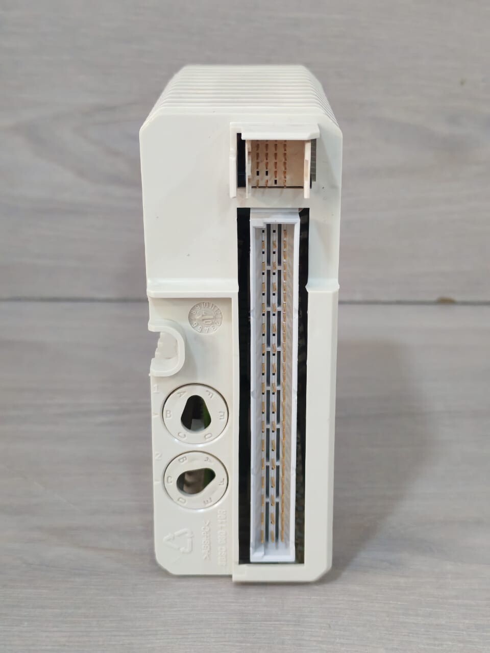 ABB 3BSE008546R1 PR:J ABB AO820 3BSE008546R1 PR:J ANALOG OUTPUT MODULE 20mA 10V ISOL 9