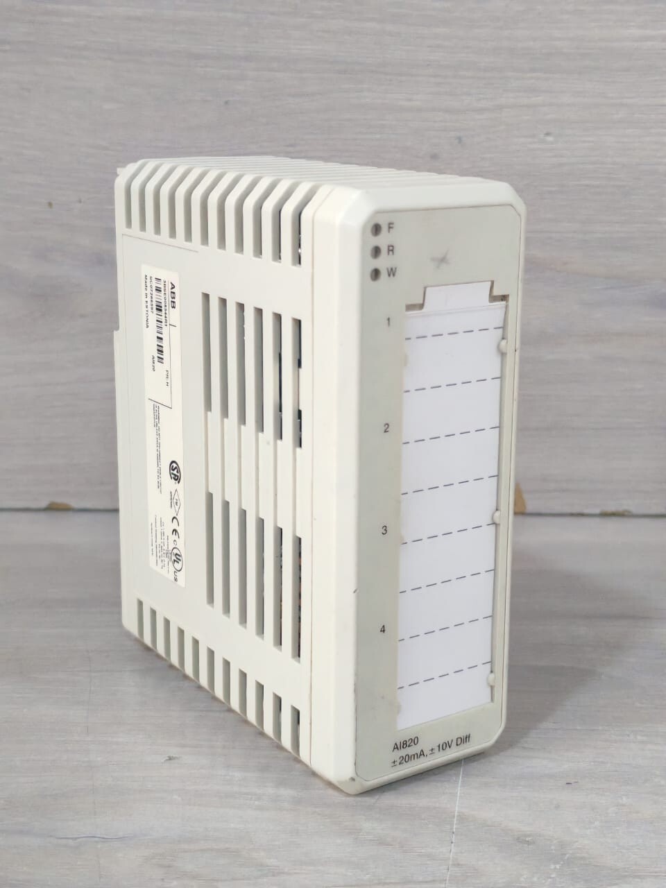 ABB 3BSE008544R1 PR:H ABB AI820 3BSE008544R1 PR:H ANALOG INPUT MODULE 20mA 10V DIFF 4