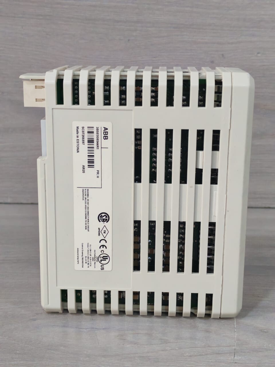 ABB 3BSE008544R1 PR:H ABB AI820 3BSE008544R1 PR:H ANALOG INPUT MODULE 20mA 10V DIFF 7