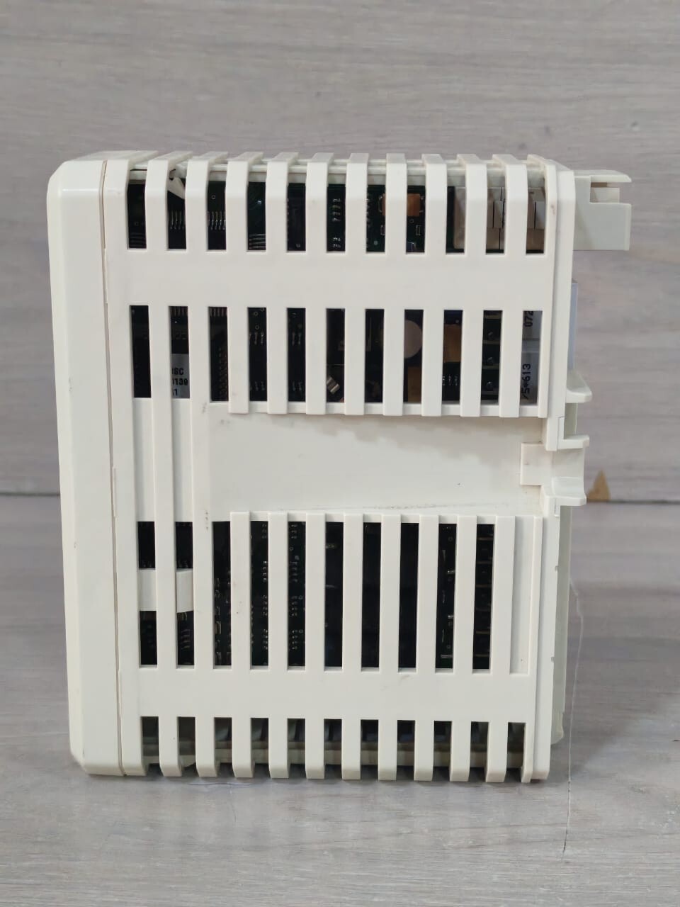 ABB 3BSE008544R1 PR:H ABB AI820 3BSE008544R1 PR:H ANALOG INPUT MODULE 20mA 10V DIFF 8