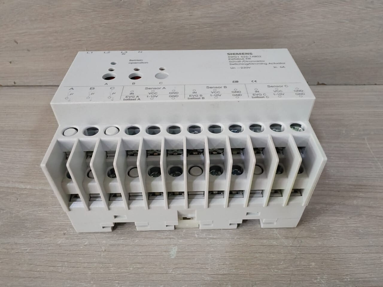 Siemens N526 Siemens 5WG1 526-1AB02 Switch Dimming Actuator N526 3x 230V 6A 4