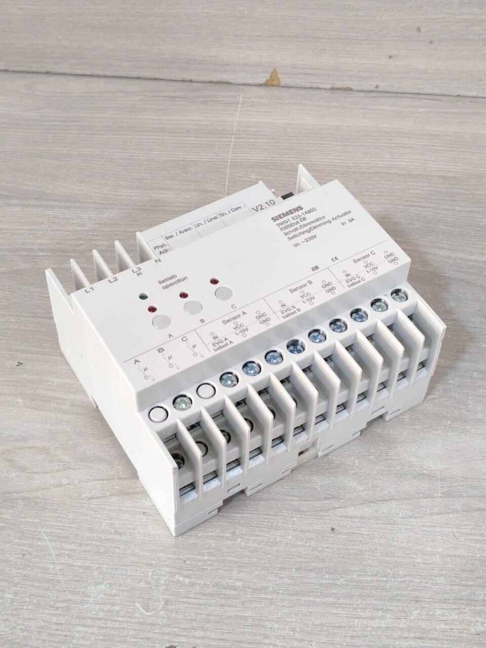 Siemens 5WG1 526-1AB02 V2.10 SIEMENS 5WG1 526-1AB02 V2.10 EIB SWITCHING /DIMMING ACTUATOR 230V 2