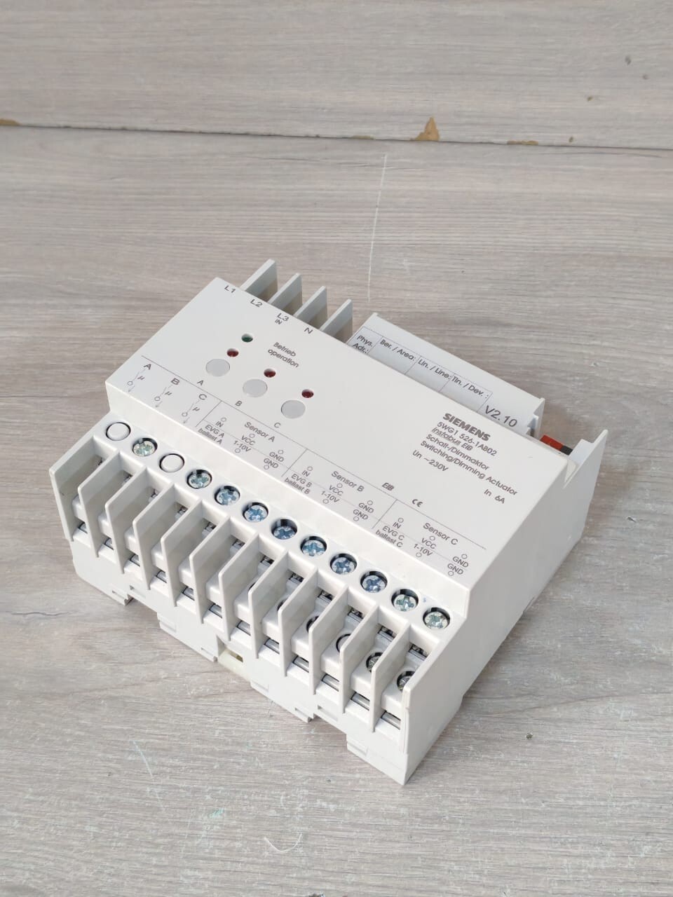 Siemens 5WG1 526-1AB02 V2.10 SIEMENS 5WG1 526-1AB02 V2.10 EIB SWITCHING /DIMMING ACTUATOR 230V 3
