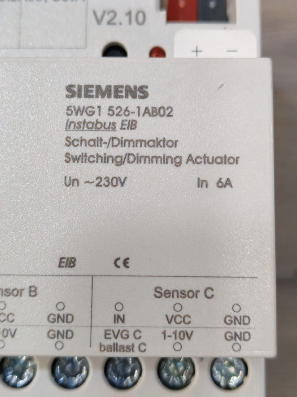 Siemens 5WG1 526-1AB02 V2.10 SIEMENS 5WG1 526-1AB02 V2.10 EIB SWITCHING /DIMMING ACTUATOR 230V 4