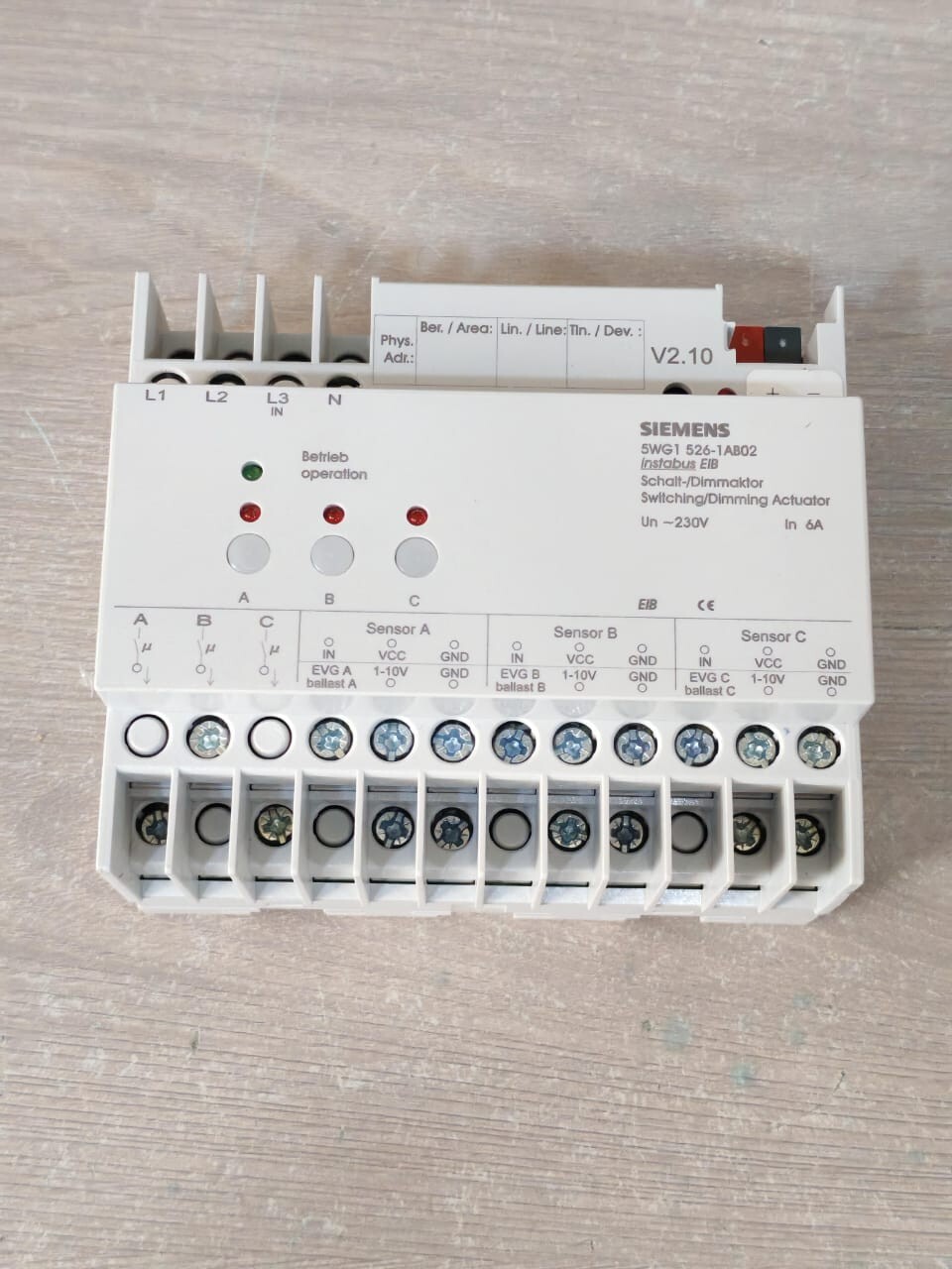 Siemens 5WG1 526-1AB02 V2.10 SIEMENS 5WG1 526-1AB02 V2.10 EIB SWITCHING /DIMMING ACTUATOR 230V 9
