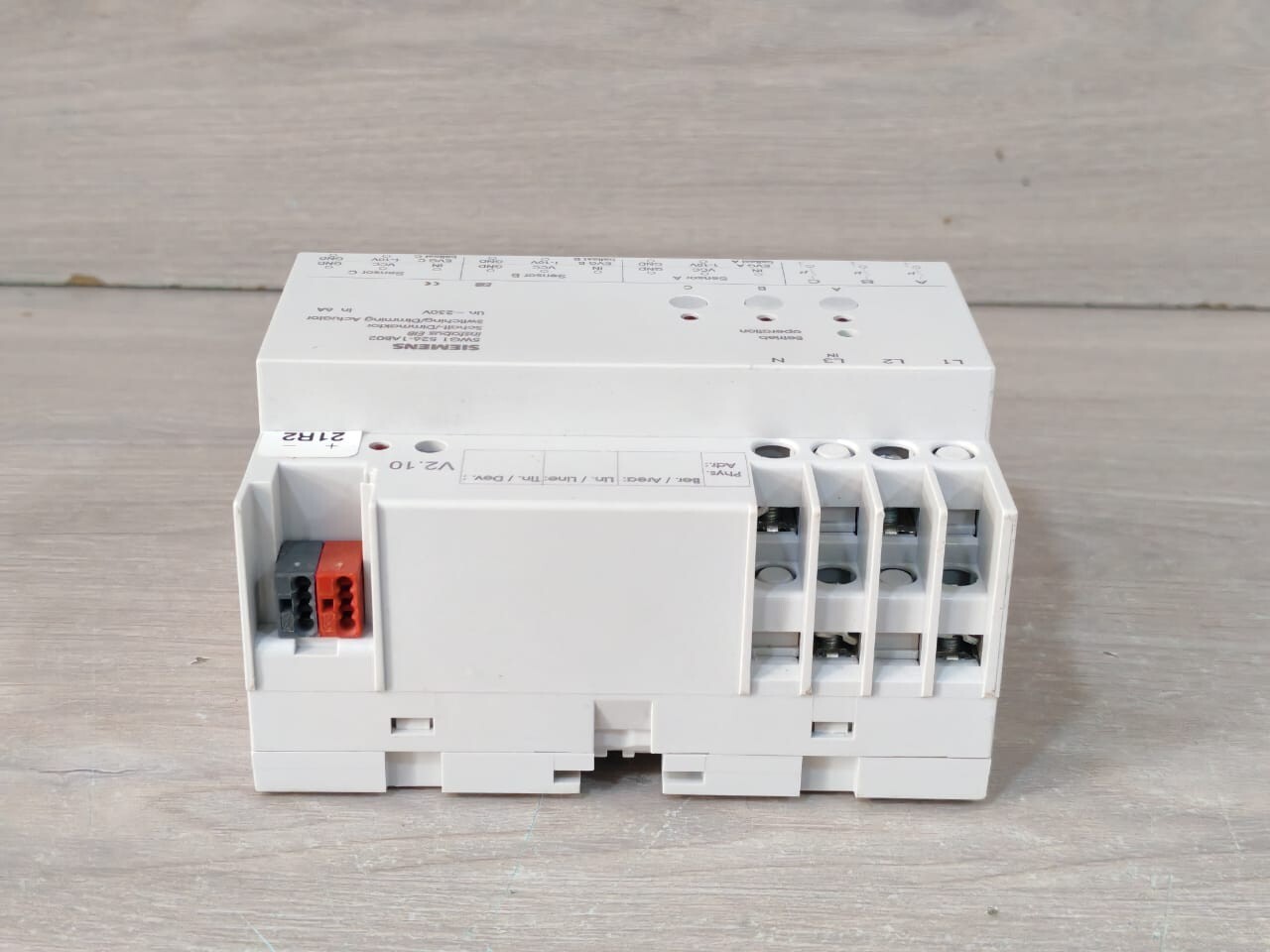 Siemens 5WG1 526-1AB02 V2.10 SIEMENS 5WG1 526-1AB02 V2.10 EIB SWITCHING /DIMMING ACTUATOR 230V 10