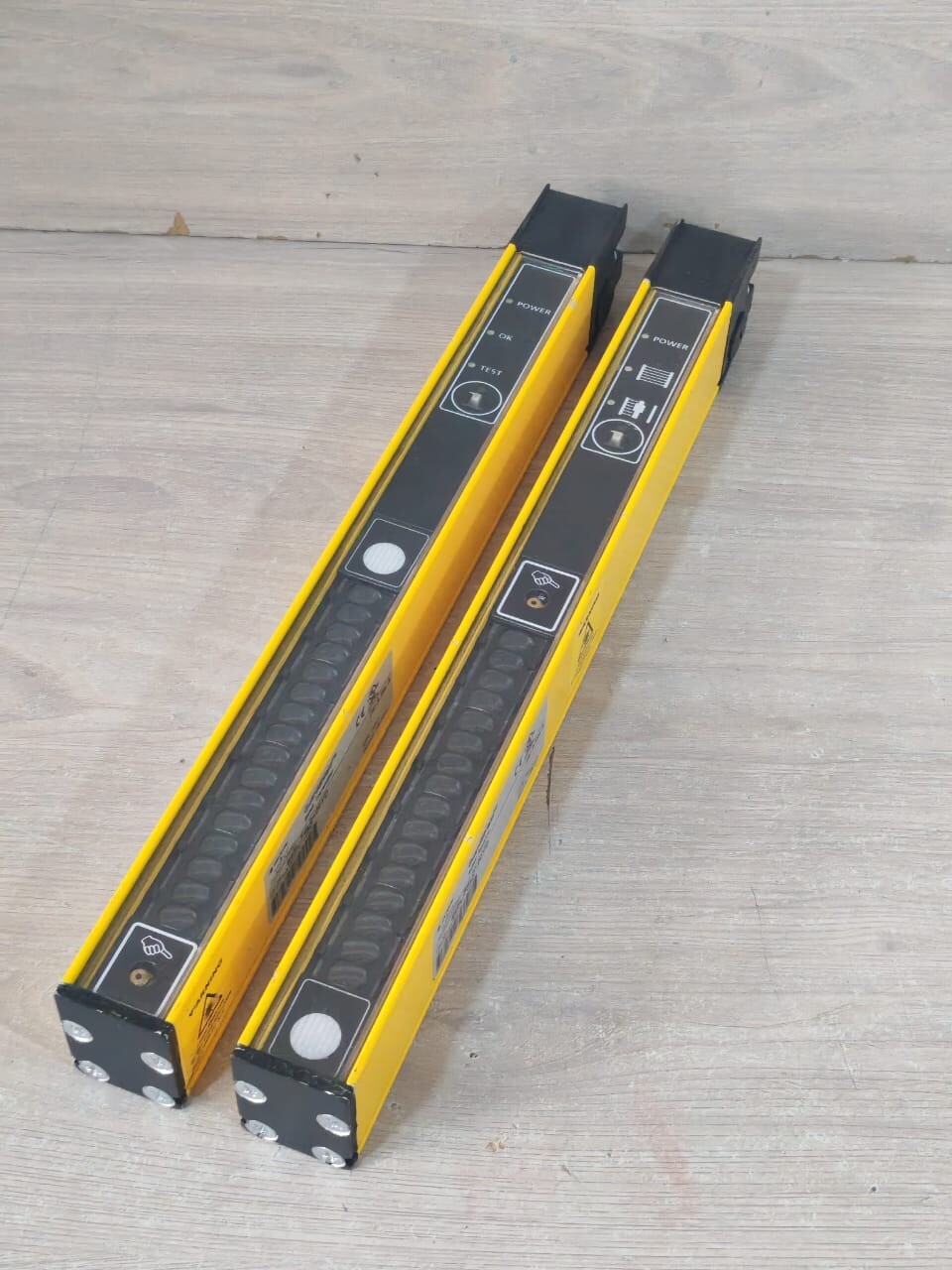 Allen-Bradley 445L-T4L0120YD SER.A REV.A ALLEN BRADLEY 445L-T4L0120YD SER.A REV.A SAFE4 TRANSMITTER & RECIEVER SET 5