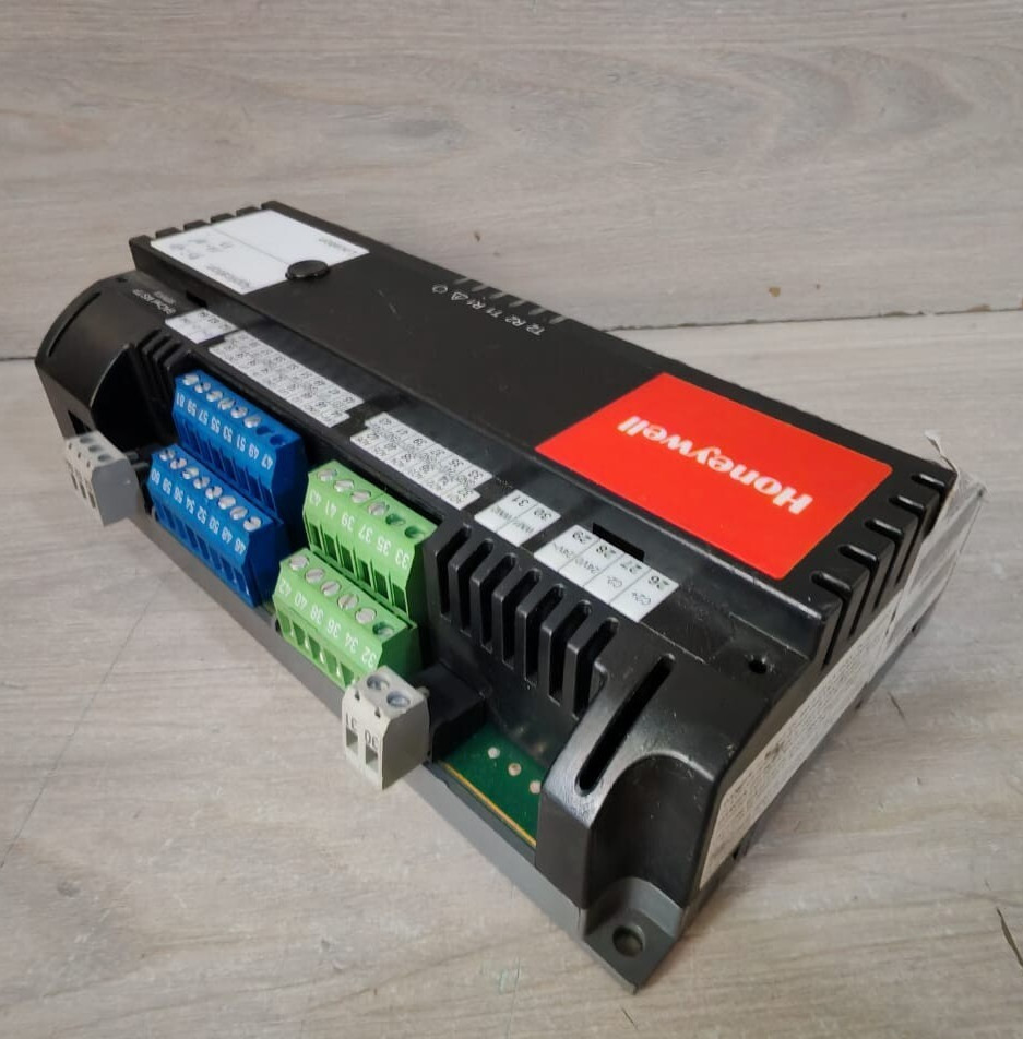 Honeywell CPO-RL4 Honeywell CPO-RL4 Room Controller RL4 6AO,10UI,4 Relays,4 Triacs 8