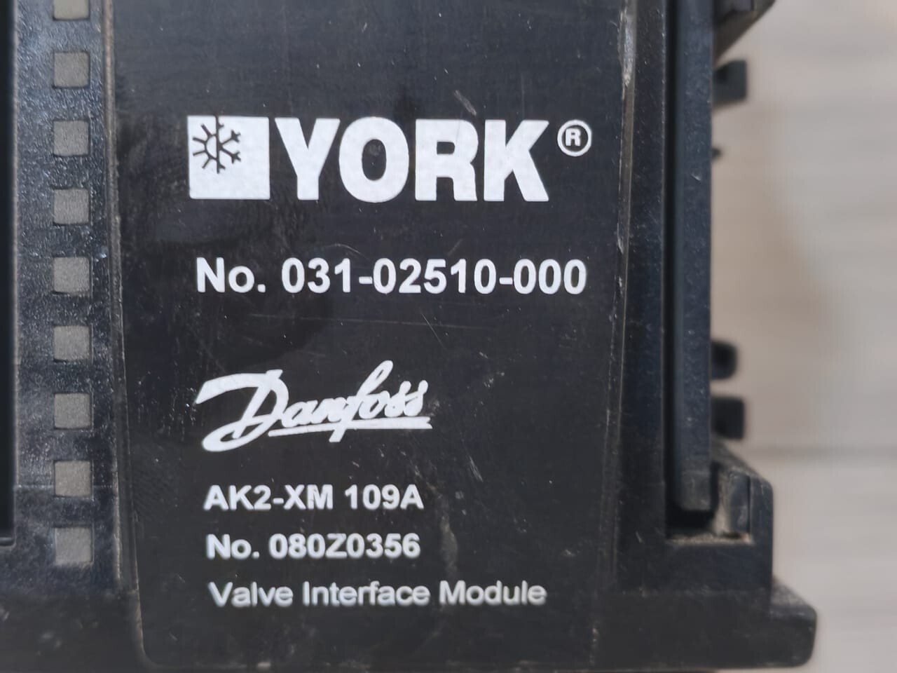 YORK DANFOSS AK2-XM109A YORK DANFOSS AK2-XM109A VALVE INTERFACE MODULE- WITH RUSTY PART 2
