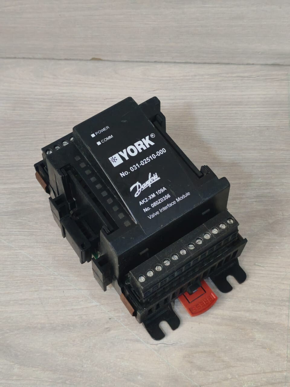 YORK DANFOSS AK2-XM109A YORK DANFOSS AK2-XM109A VALVE INTERFACE MODULE- WITH RUSTY PART 3