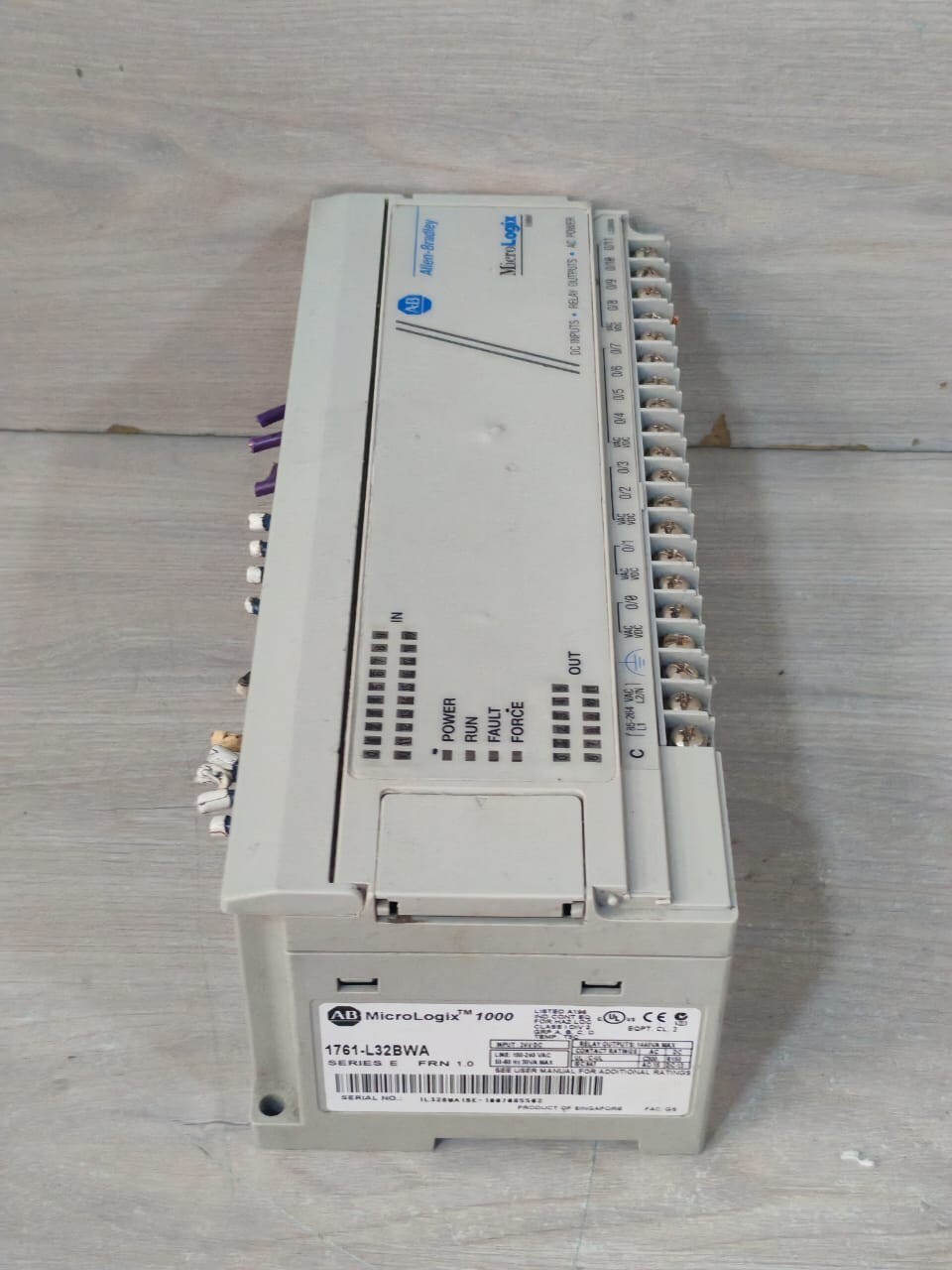 Allen-Bradley 1761-L32BWA SER.E FRN 1.0 ALLEN BRADLEY 1761-L32BWA MICROLOGIX 1000 SER.E FRN 1.0 24V 8