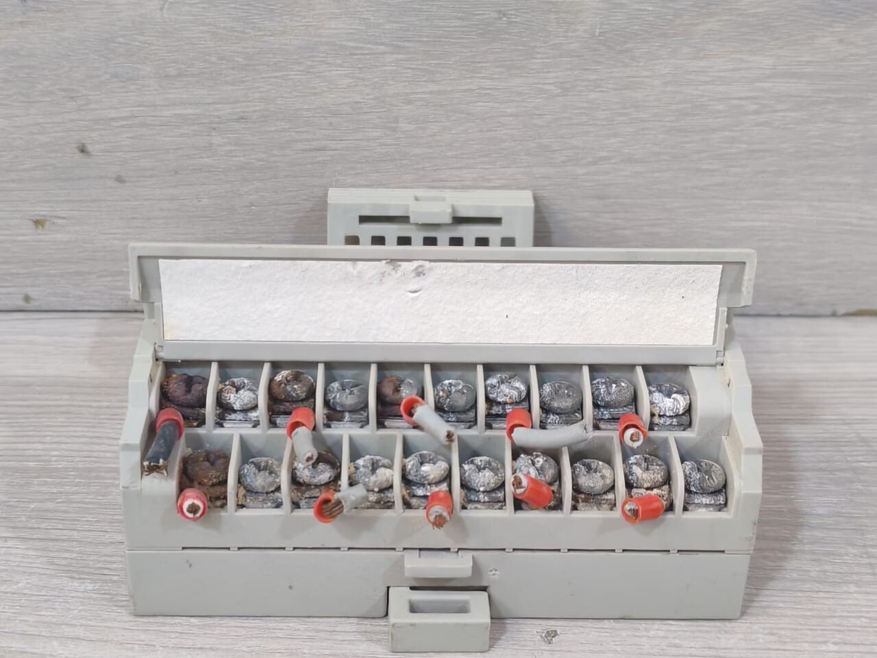 Allen-Bradley UNKNOWN Allen-Bradley 1794-0W8 Ser.A Output Module 96223676 With 1794-TBN Ser.A 96174274 9