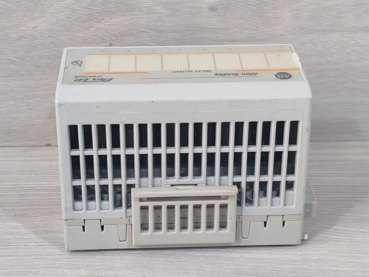 Allen-Bradley 96223675 Allen-Bradley 1794-0W8 Ser.A Output Module 96223675 With 1794-TBN Ser.A 96174274 10