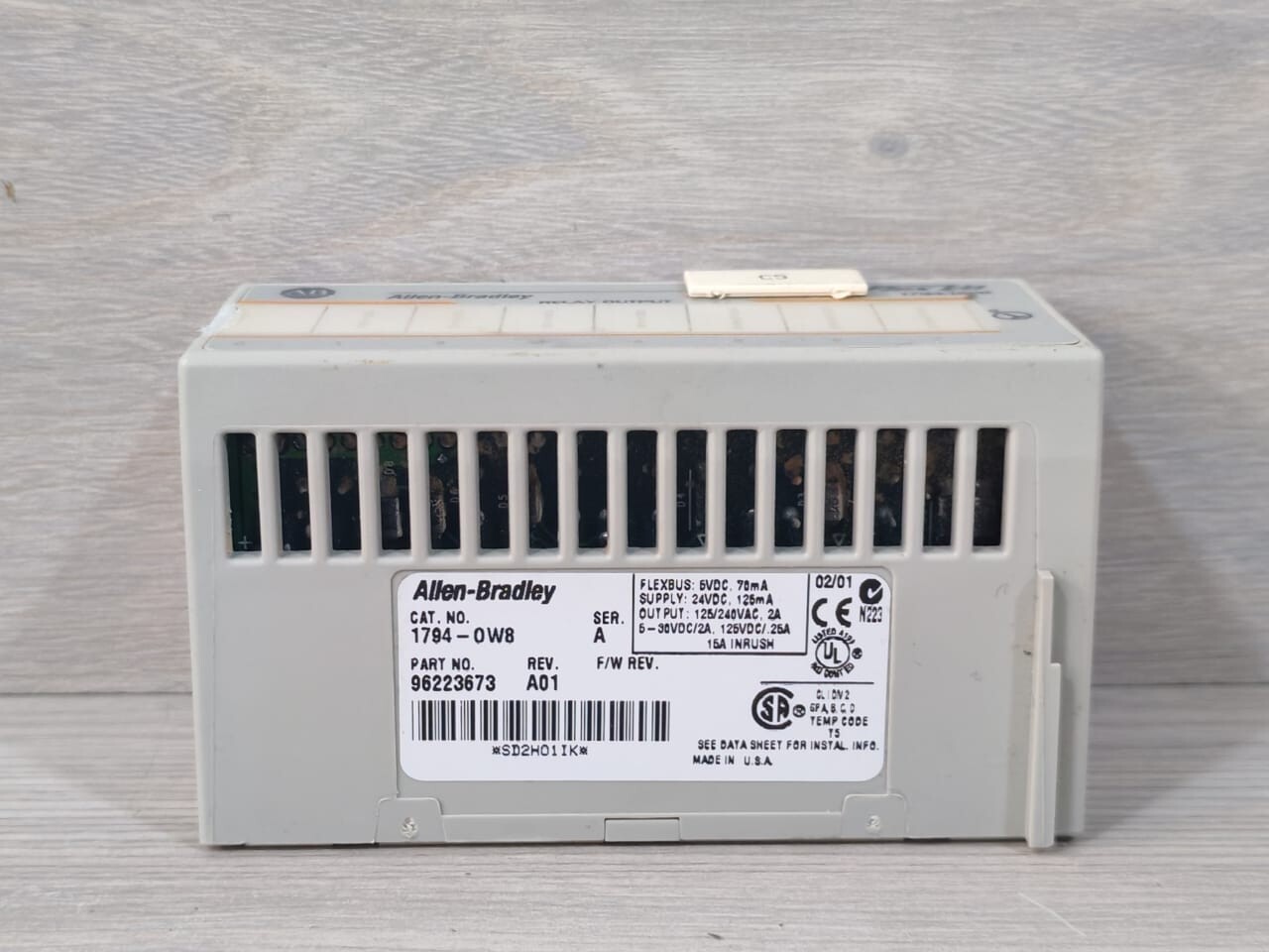 Allen-Bradley 96223673 Allen-Bradley 1794-0W8 Ser.A 96223673 Rev.A01 Relay OutPut w/ 1794-TB3 Ser A 3