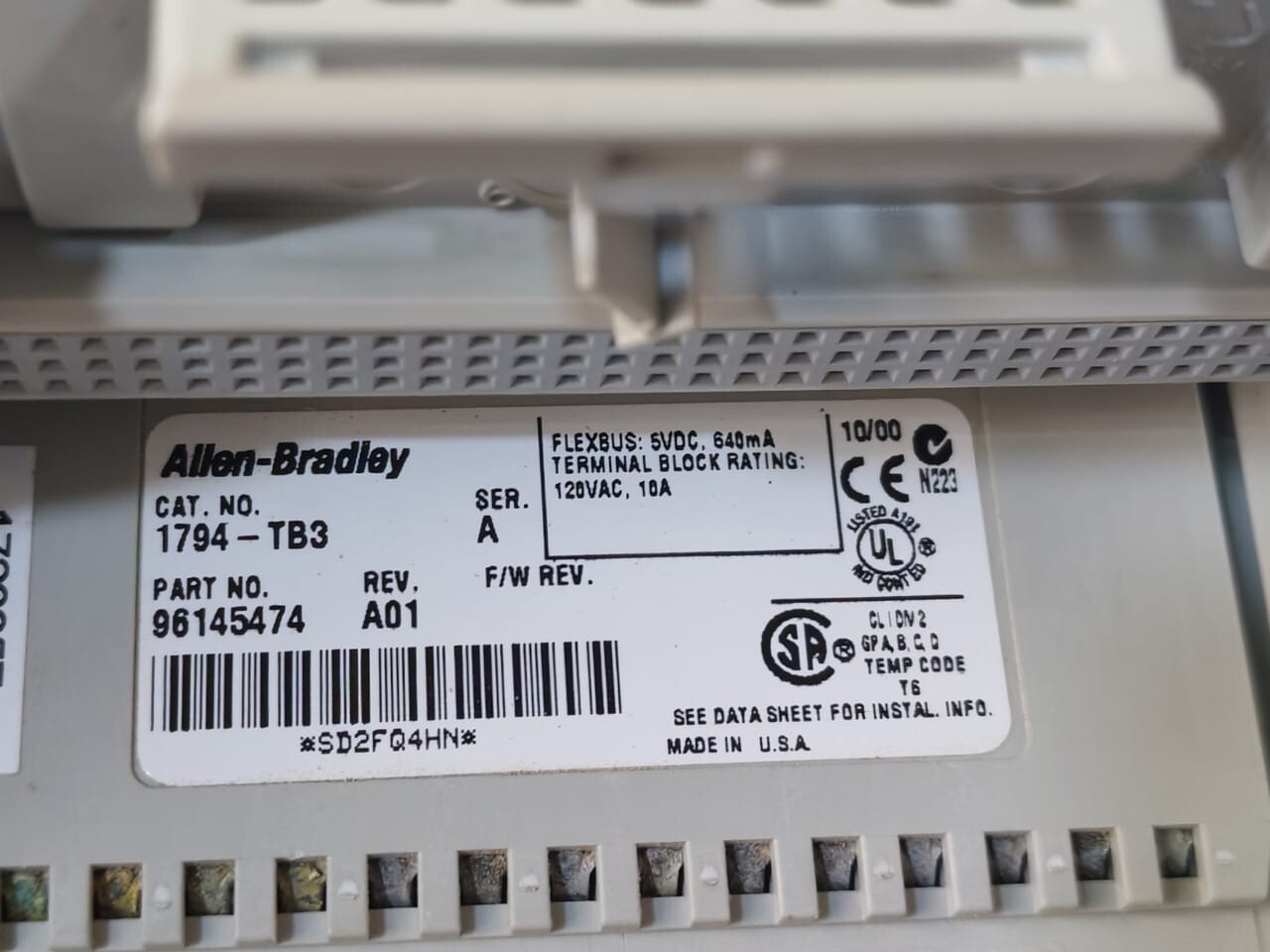 Allen-Bradley 96223673 Allen-Bradley 1794-0W8 Ser.A 96223673 Rev.A01 Relay OutPut w/ 1794-TB3 Ser A 4