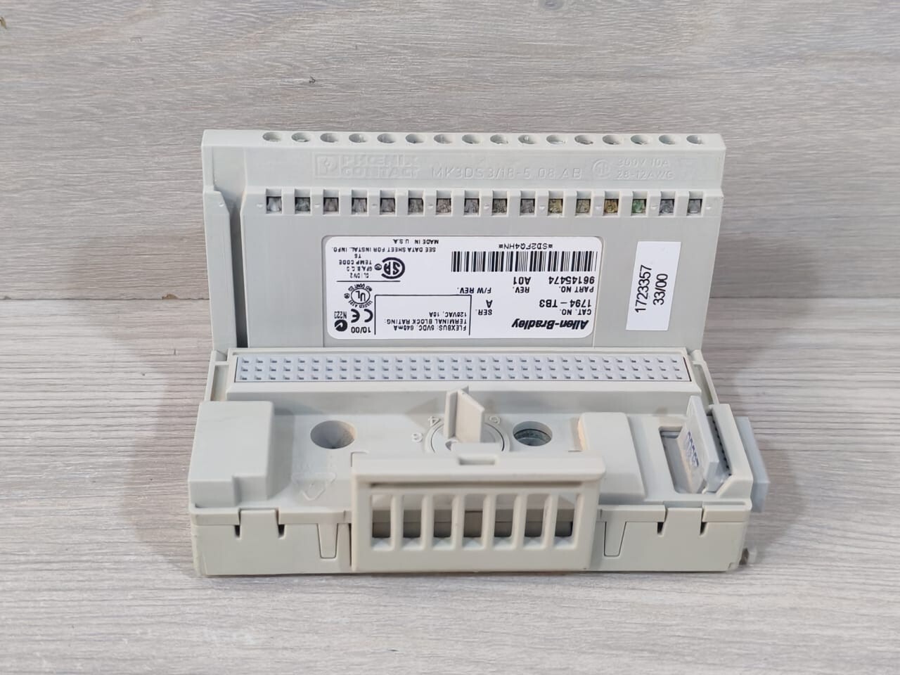 Allen-Bradley 96223673 Allen-Bradley 1794-0W8 Ser.A 96223673 Rev.A01 Relay OutPut w/ 1794-TB3 Ser A 5