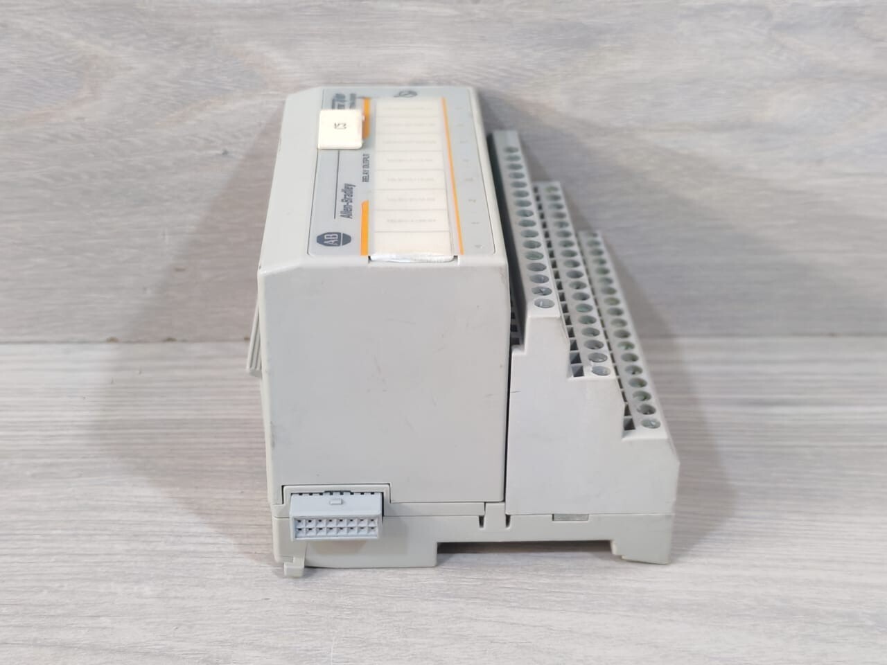 Allen-Bradley 96223673 Allen-Bradley 1794-0W8 Ser.A 96223673 Rev.A01 Relay OutPut w/ 1794-TB3 Ser A 8