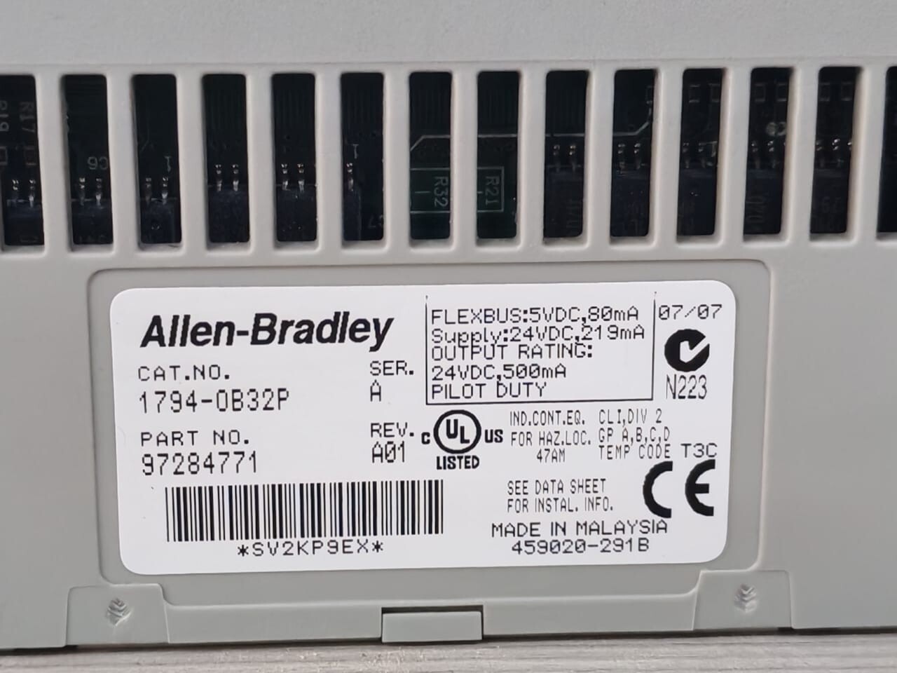 Allen-Bradley 97284771 with 96385272 Allen-Bradley 1794-0B32P Ser.A 97284771 Rev.A01 with 1794-TB32 Ser.A 96385272 2