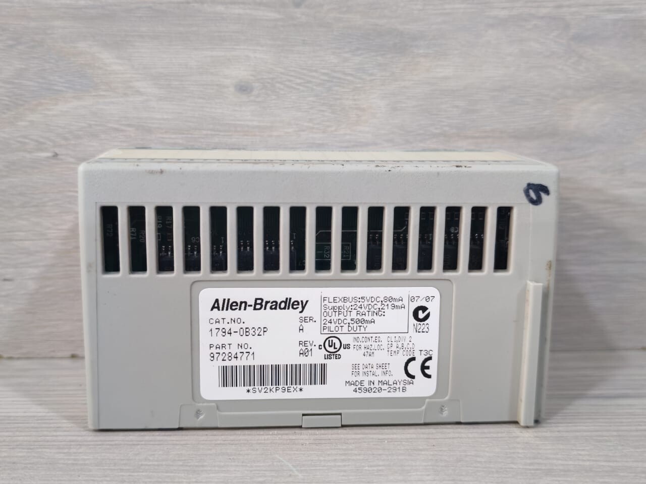 Allen-Bradley 97284771 with 96385272 Allen-Bradley 1794-0B32P Ser.A 97284771 Rev.A01 with 1794-TB32 Ser.A 96385272 3