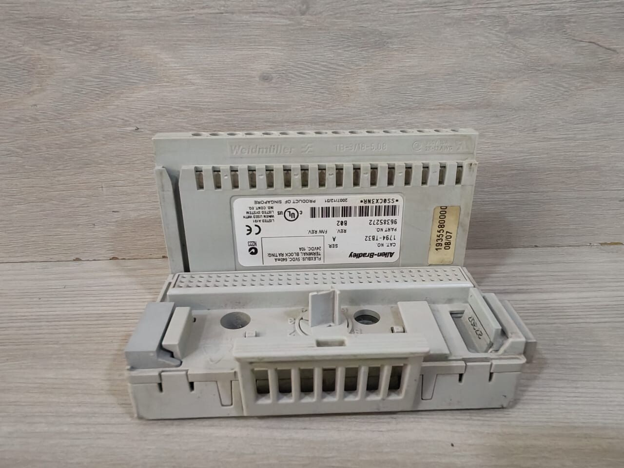 Allen-Bradley 97284771 with 96385272 Allen-Bradley 1794-0B32P Ser.A 97284771 Rev.A01 with 1794-TB32 Ser.A 96385272 5