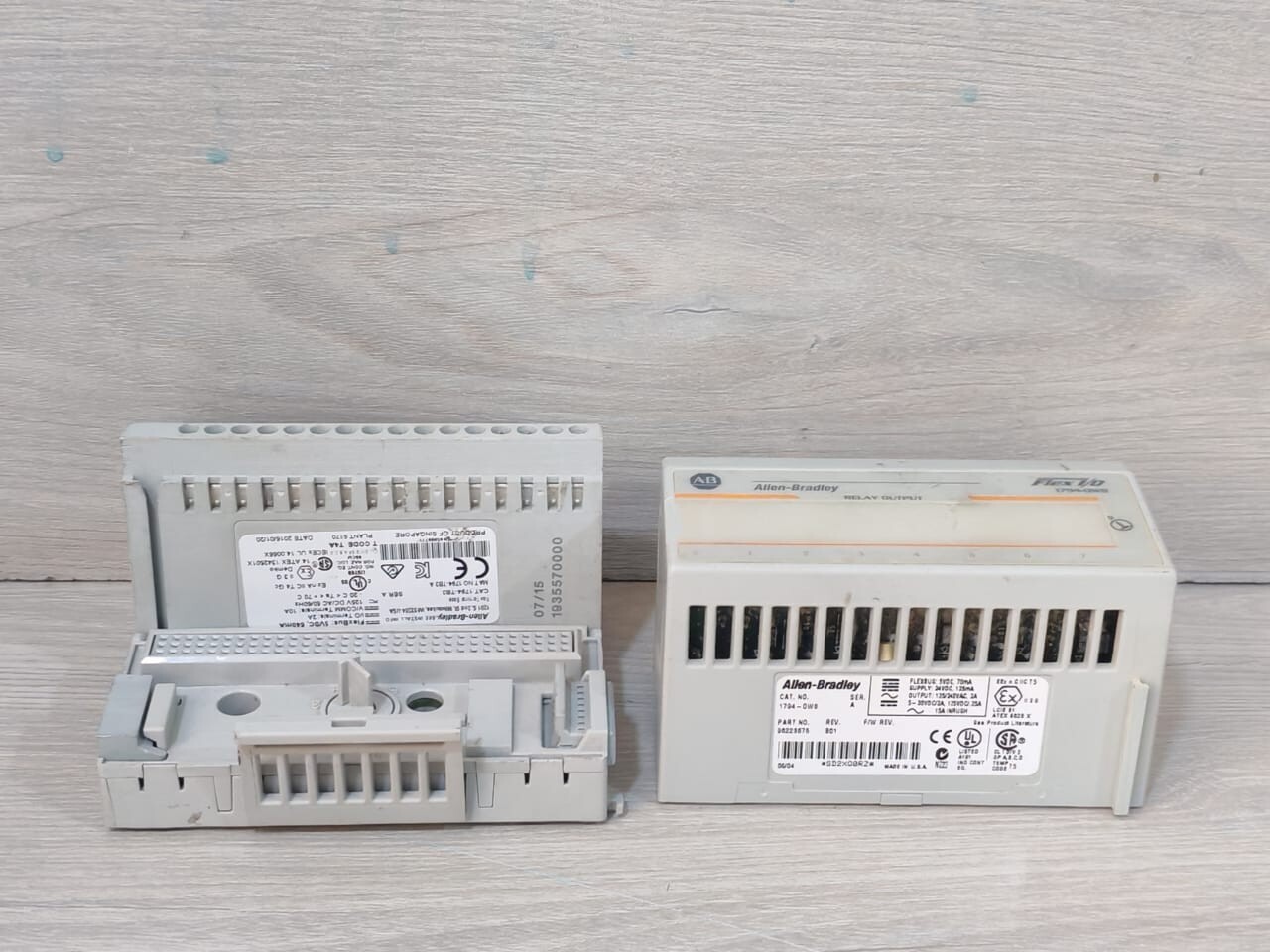 Allen-Bradley 96223675 Allen-Bradley 1794-0W8 Ser.A 96223675 Rev.B01 Relay Output W/1794-TB3 Ser.A Base 4