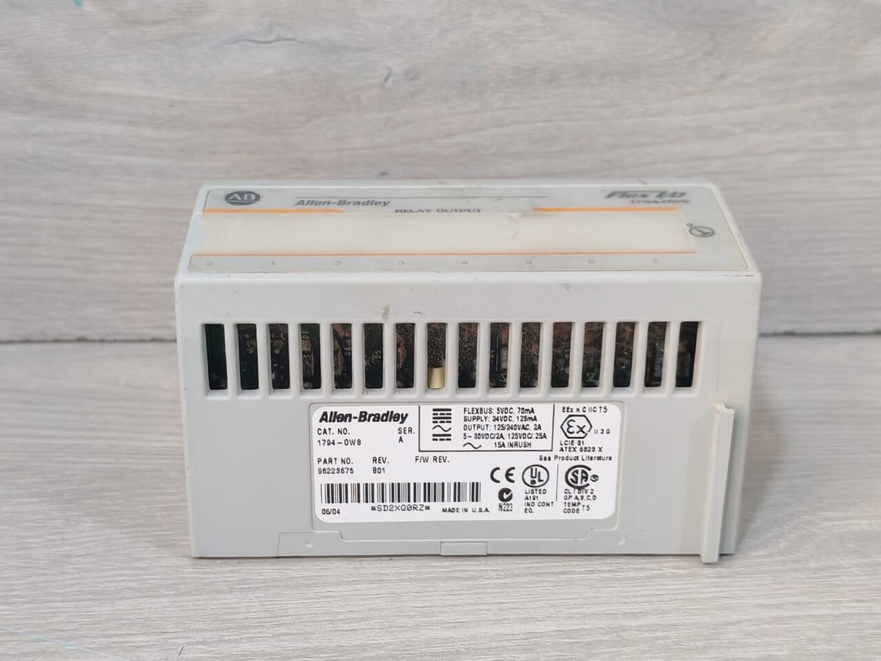 Allen-Bradley 96223675 Allen-Bradley 1794-0W8 Ser.A 96223675 Rev.B01 Relay Output W/1794-TB3 Ser.A Base 5