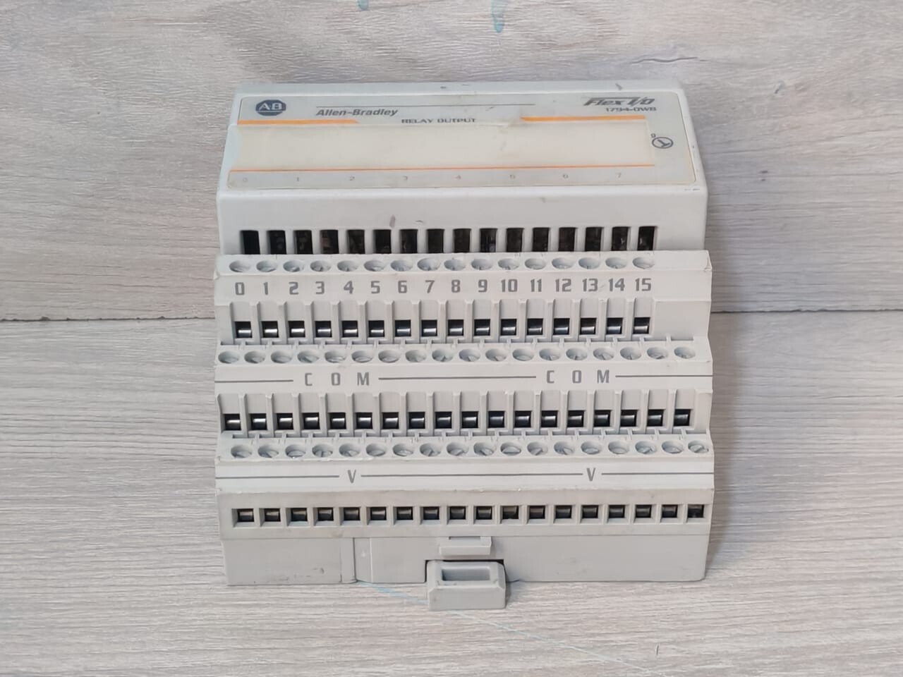 Allen-Bradley 96223675 Allen-Bradley 1794-0W8 Ser.A 96223675 Rev.B01 Relay Output W/1794-TB3 Ser.A Base 8