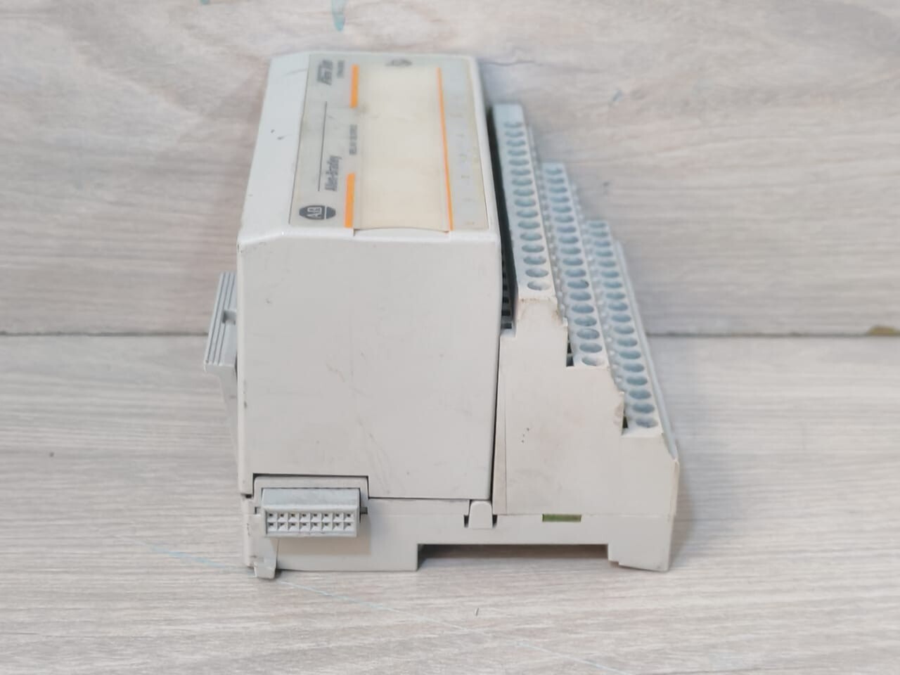 Allen-Bradley 96223675 Allen-Bradley 1794-0W8 Ser.A 96223675 Rev.B01 Relay Output W/1794-TB3 Ser.A Base 10