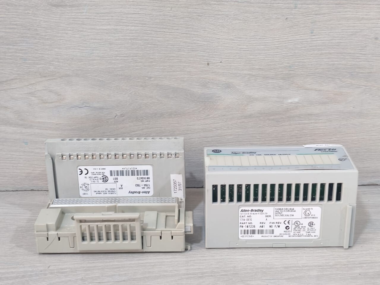 Allen-Bradley PN-107236 Allen-Bradley 1794-OB16 Ser.A PN-107236 Rev.A01 W/ 1794-TB3 Ser.A 96145473 Base 2