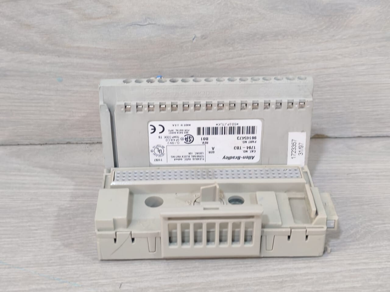 Allen-Bradley PN-107236 Allen-Bradley 1794-OB16 Ser.A PN-107236 Rev.A01 W/ 1794-TB3 Ser.A 96145473 Base 6