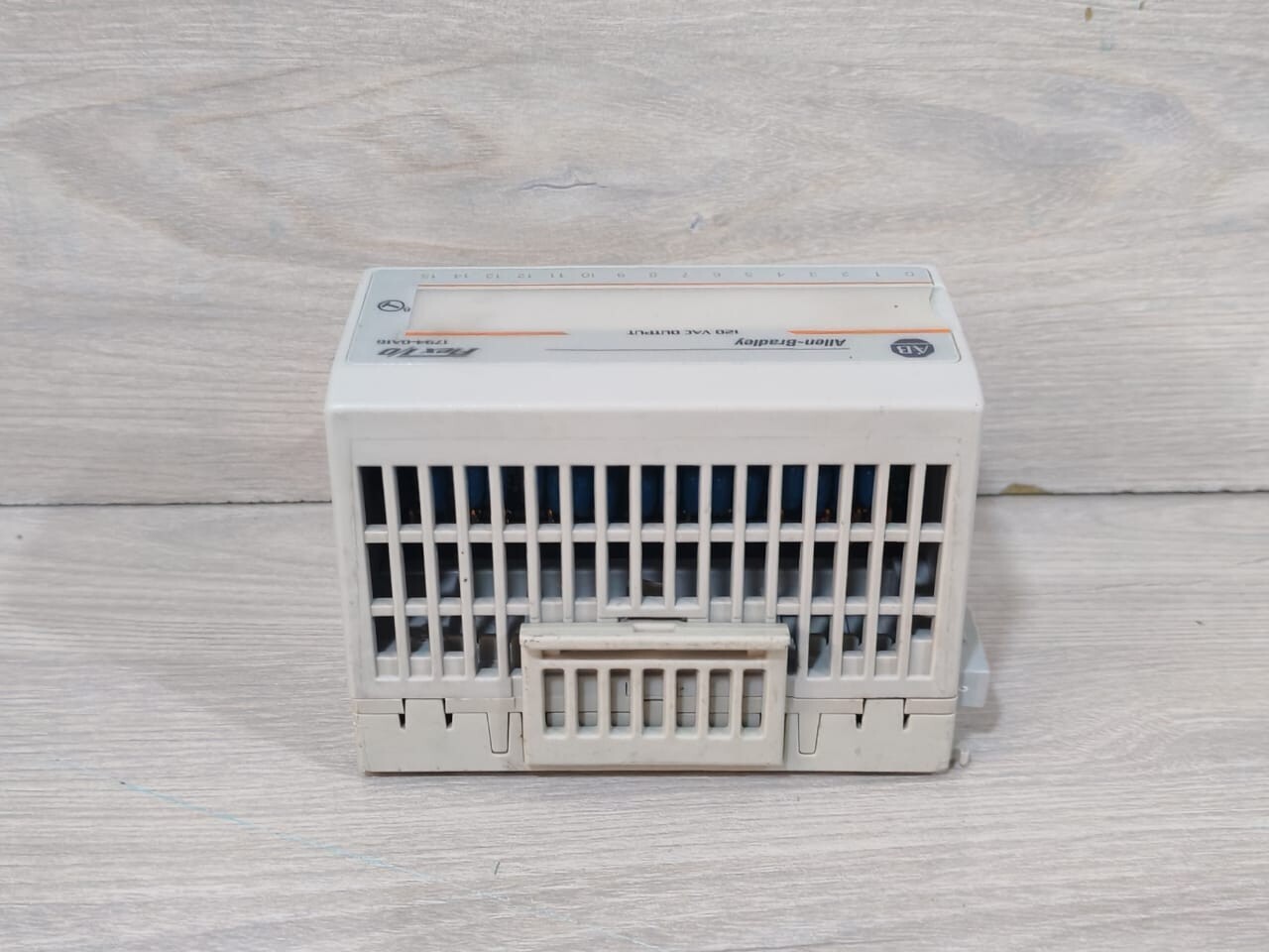 Allen-Bradley 97284371 Allen-Bradley 1794-0A16 Ser.A 97284371 Rev.B01 W/ 1794-TBN Ser.A 96174274 Base 8