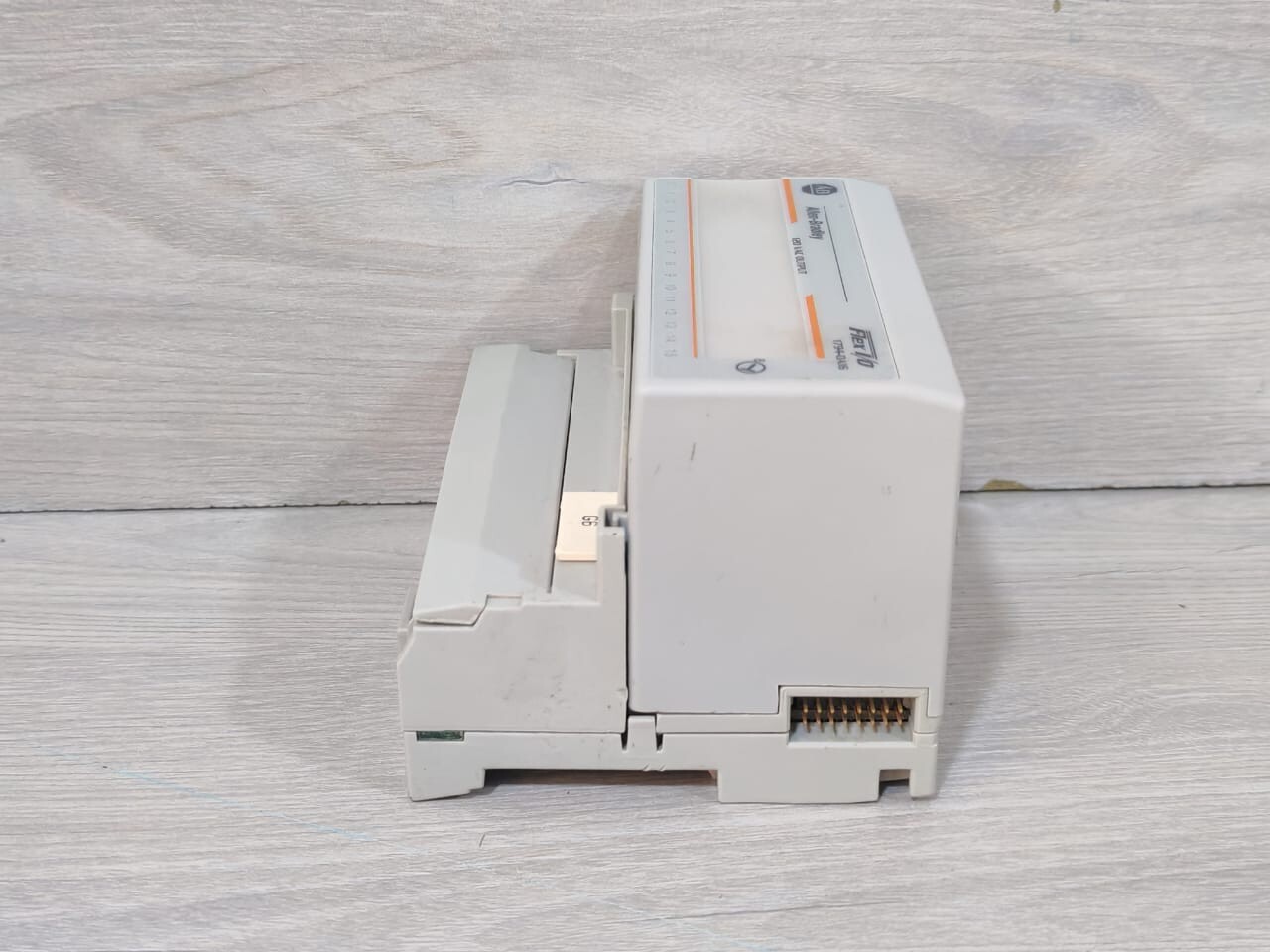 Allen-Bradley 97284371 Allen-Bradley 1794-0A16 Ser.A 97284371 Rev.B01 W/ 1794-TBN Ser.A 96174274 Base 10