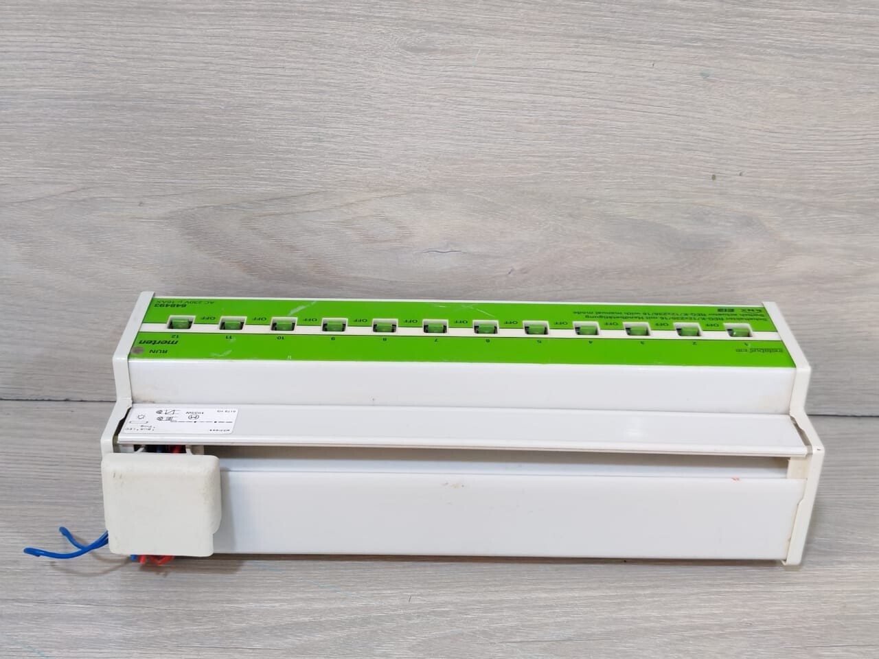 Merten 648493 Merten 648493 KNX Switch Actuator Reg-K/12x230/16 AC 230V 4