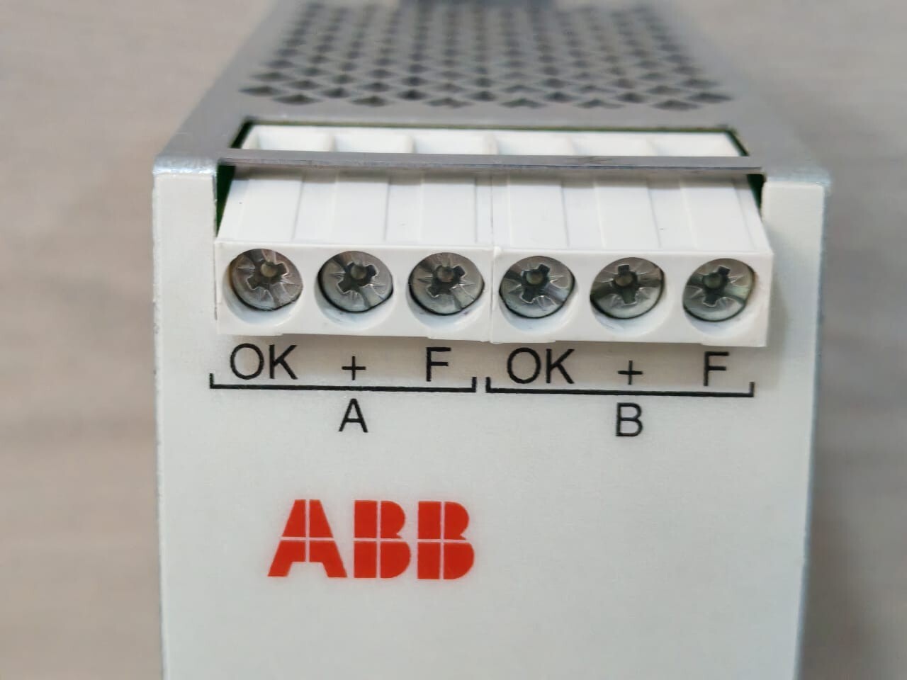 ABB DC-24 ABB SS822 3BSC610042R1 DUAL REDUNDANCY MODULE DC 24-28V.0 4