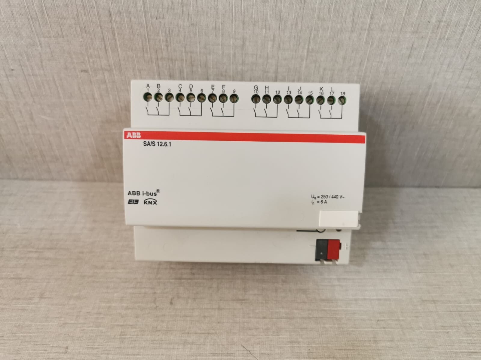 ABB R0011 ABB SA/S 12.6.1 Switch Actuator 2CDG 110 038 R0011 3