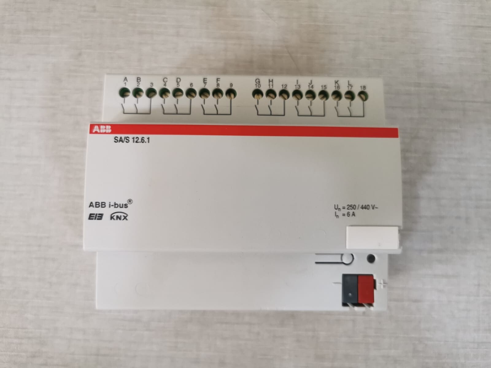 ABB R0011 ABB SA/S 12.6.1 Switch Actuator 2CDG 110 038 R0011 4
