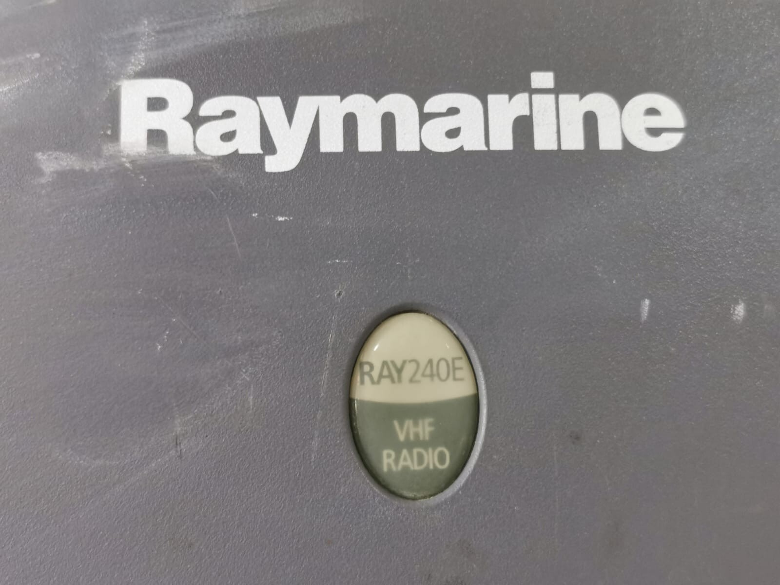 Raymarine RAY240E Raymarine RAY240E VHF Radio Transceiver R49131, 10.8-15.6VDC - Broken Cover Case 3