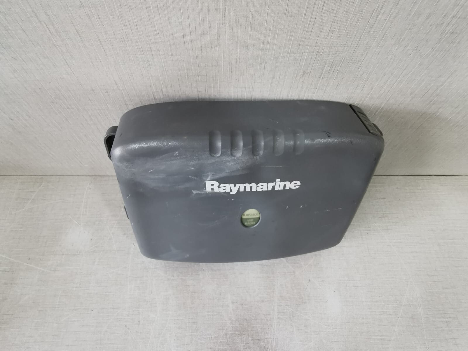 Raymarine RAY240E Raymarine RAY240E VHF Radio Transceiver R49131, 10.8-15.6VDC - Broken Cover Case 4