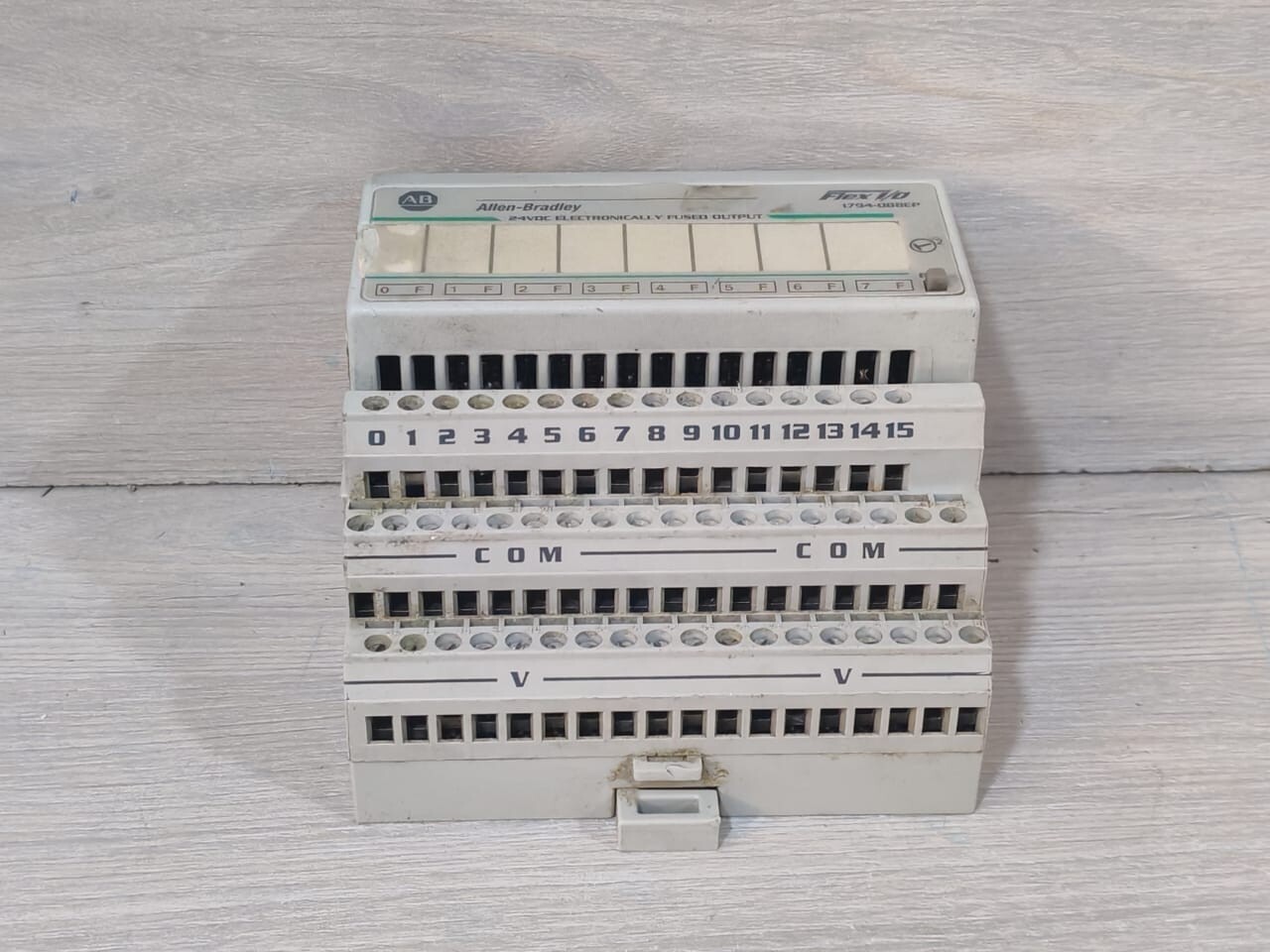 Rockwell Automation 1794-0B8EP Allen-Bradley 1794-0B8EP Ser.A 96177876 Rev.A01 W/ 1794-TB3 Ser.A 96145473 Base 7
