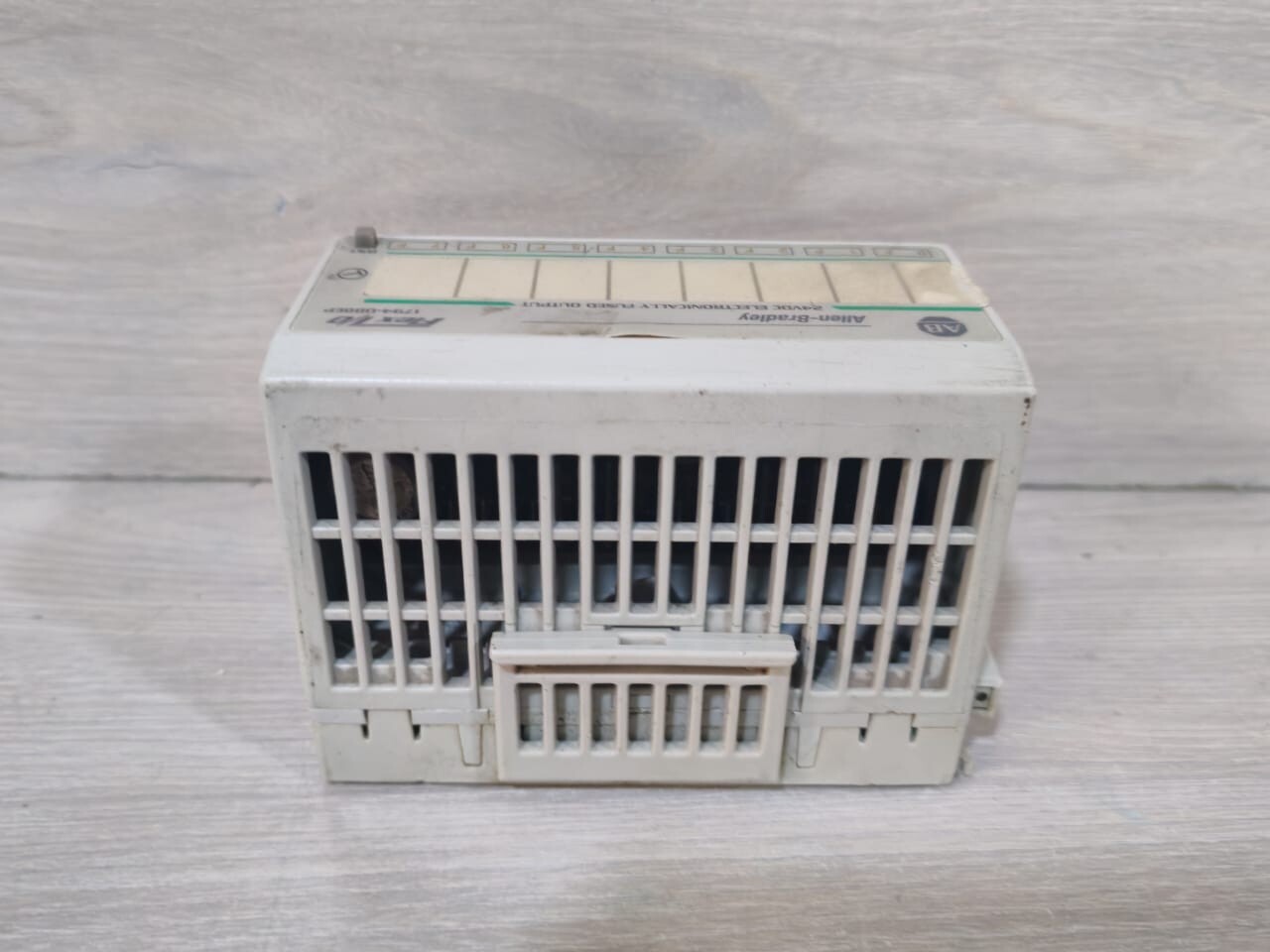 Rockwell Automation 1794-0B8EP Allen-Bradley 1794-0B8EP Ser.A 96177876 Rev.A01 W/ 1794-TB3 Ser.A 96145473 Base 8