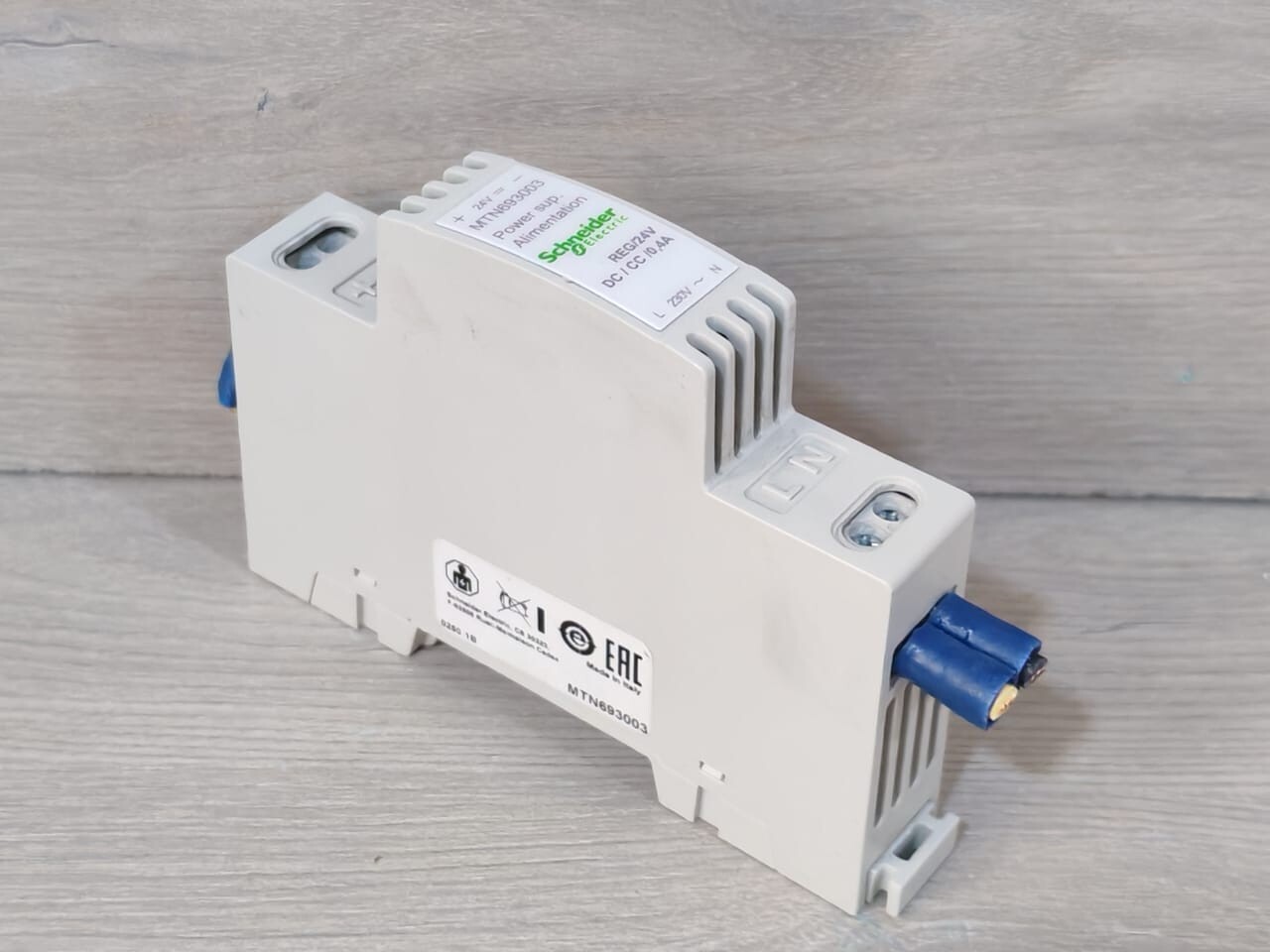 Schneider Electric MTN693003 Schneider Electric MTN693003 Power Supply Reg/24V DC/ CC / 0.4A 8