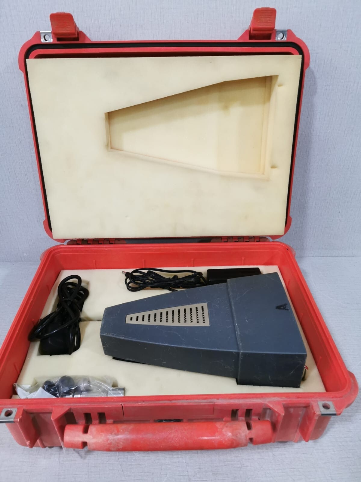 Varian PHD-4 Varian PHD-4 Portable Helium Leak Detector with Case Box 9