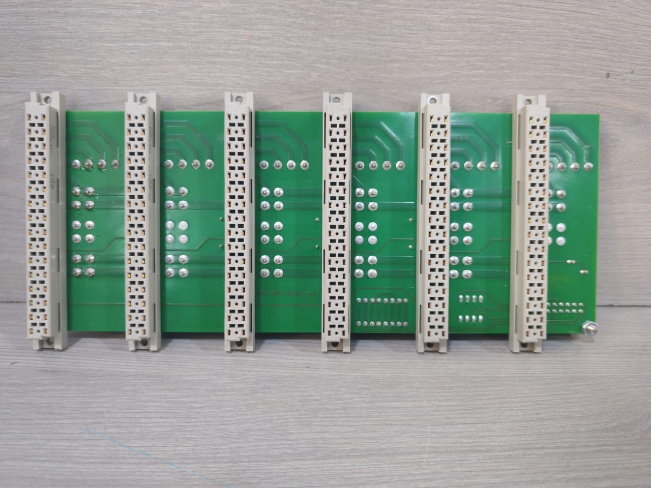 BUS-NA-0207 6 SLOT RACK BOARD