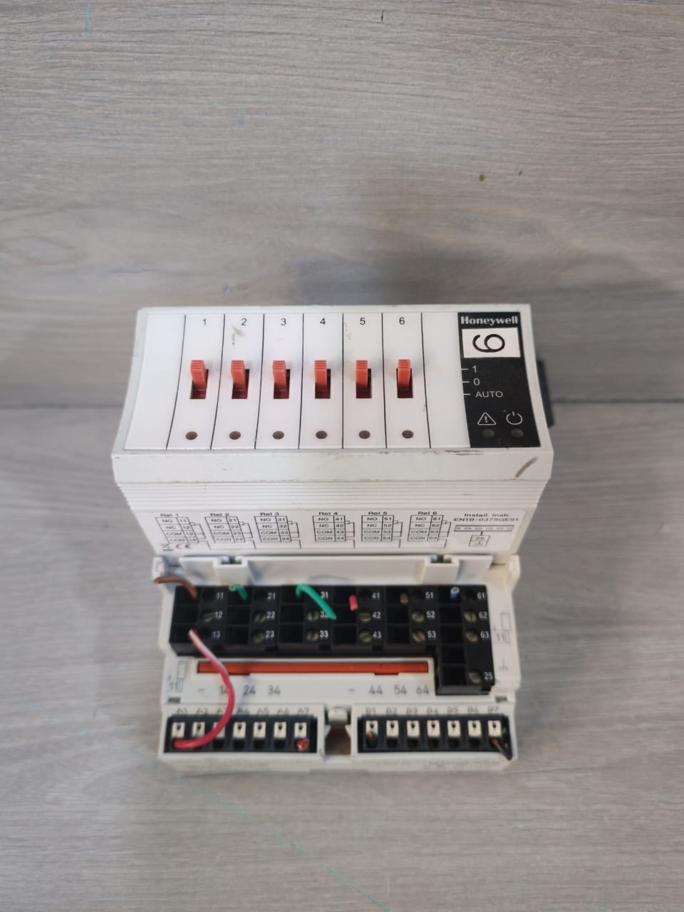 Honeywell HONEYWELL XFR824A HONEYWELL XFR824A BINARY INPUT MODULE WITH XSU824-25 BASE 4