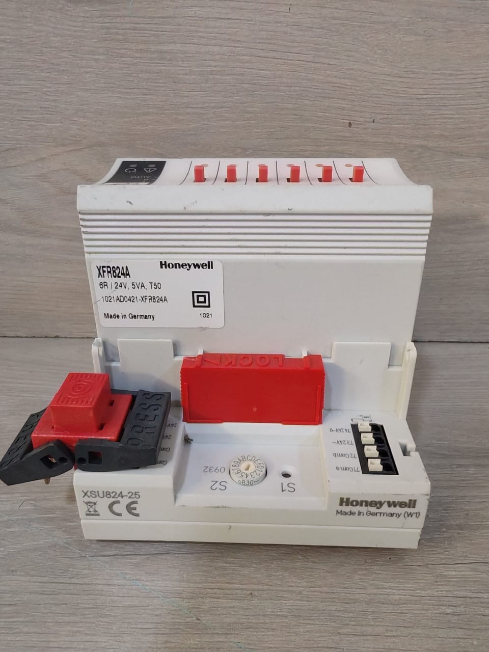 Honeywell HONEYWELL XFR824A HONEYWELL XFR824A BINARY INPUT MODULE WITH XSU824-25 BASE 6