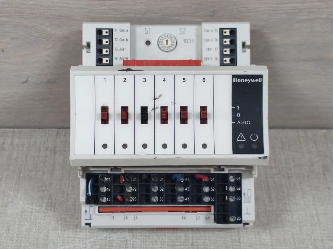 HONEYWELL XFR824A BINARY INPUT MODULE WITH XSU824-25 BASE