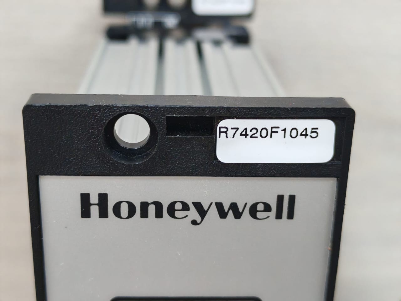 Honeywell MICRONIK 100 R7420F1045 HONEYWELL MICRONIK 100 R7420F1045 ELECTRIC HUMIDITY CONTROLLER 3