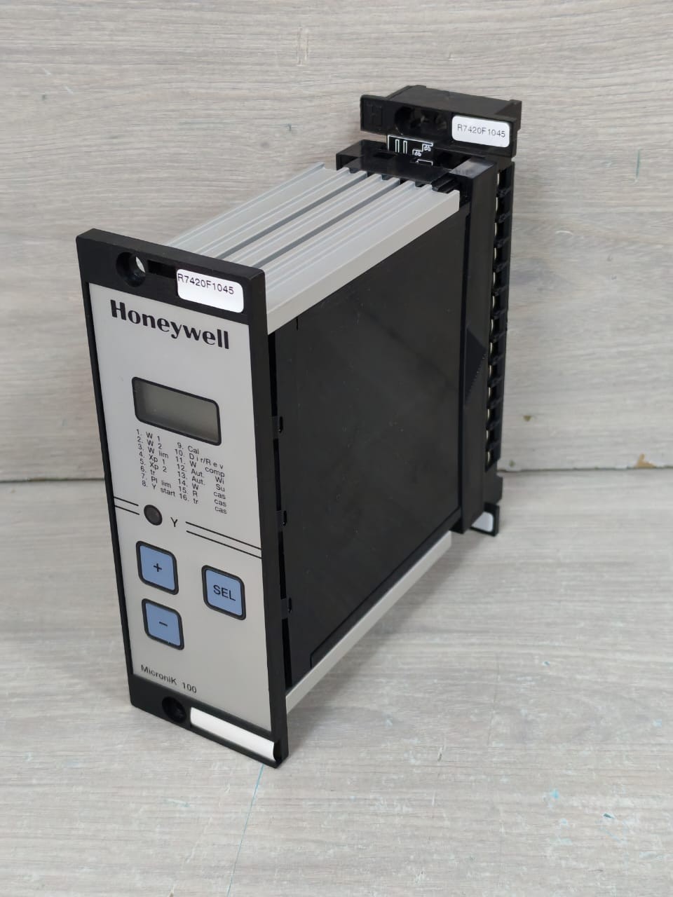 Honeywell MICRONIK 100 R7420F1045 HONEYWELL MICRONIK 100 R7420F1045 ELECTRIC HUMIDITY CONTROLLER 5